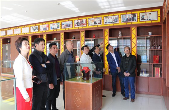 11.12領(lǐng)導(dǎo)專(zhuān)家組一行參觀雅大酒博物館
