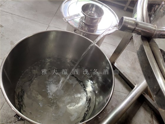 1小時(shí)后，1000斤釀酒設(shè)備開始出酒
