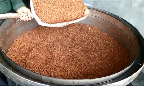 【白酒設(shè)備】堅(jiān)持東北老工藝釀酒技術(shù) 父子倆用心打品牌