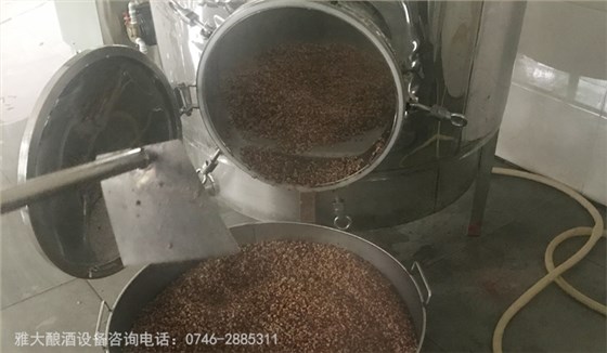 固態(tài)釀酒設備：高粱酒釀酒工藝流程——蒸高粱