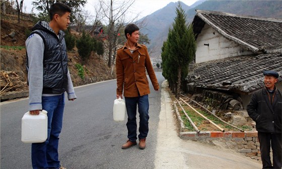 農(nóng)村自制高粱酒，請人用白酒生產(chǎn)設(shè)備上門烤酒，待客“賊”有面子