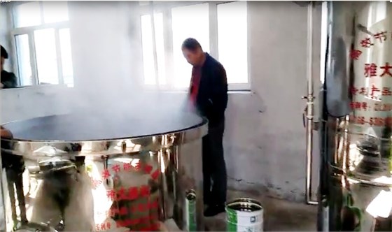 藏族四大特色美食之一的青稞酒怎么做？—用雅大白酒設(shè)備蒸糧