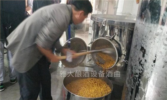 為什么用白酒設備做固態(tài)玉米酒出酒率低？