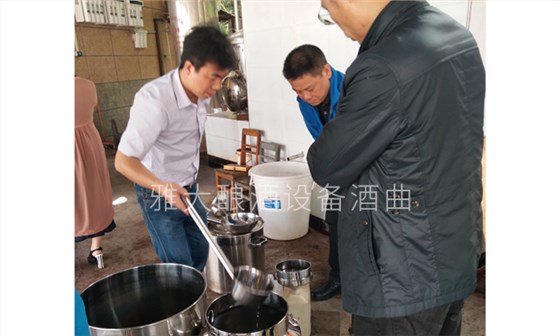 蒸汽釀酒設(shè)備接酒 買酒賣酒現(xiàn)場(chǎng)