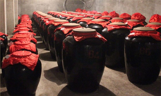 不銹鋼釀酒設(shè)備釀制的白酒陳釀過(guò)程中發(fā)生了什么讓白酒口感變好 2