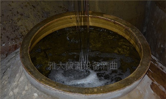 不銹鋼釀酒設(shè)備釀制的白酒陳釀過(guò)程中發(fā)生了什么讓白酒口感變好 4