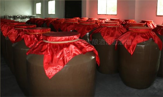 白酒加水降度在用白酒釀造設(shè)備接酒后進行，還是出售前進行？1