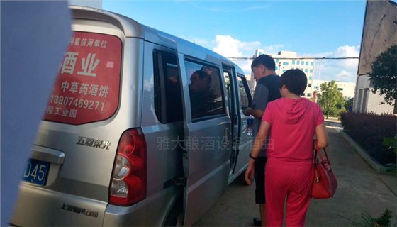 是什么讓他舍棄羊毛廠，選擇用酒廠釀酒設(shè)備做酒？03