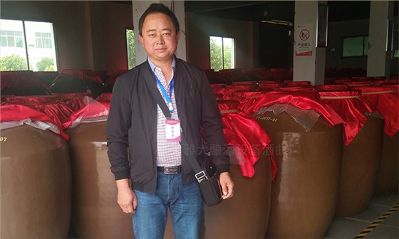 用糧食釀酒設備烤酒后的酒糟養(yǎng)豬，幫郭光林節(jié)約成本30%！-01