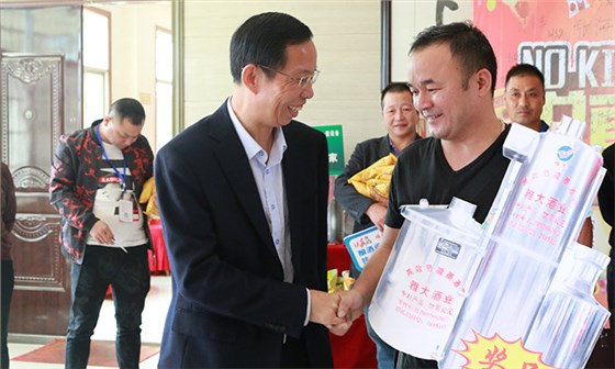 雅大優(yōu)惠活動持續(xù)升溫，恭喜潘總抽中200斤糧食釀酒設(shè)備1套-09