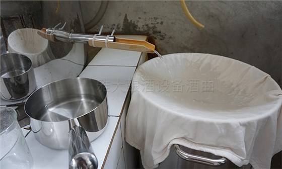 用糧食釀酒設(shè)備開個(gè)酒坊，釀酒的利潤一般是多少？-03-出酒