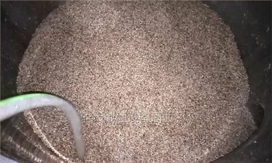 雅大邀您到酒廠用白酒蒸酒設(shè)備實(shí)操釀青稞酒，青稞酒實(shí)操教學(xué)！-03-青稞釀酒蒸糧1