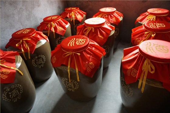 為什么用專業(yè)釀酒設(shè)備釀酒的老師傅都喜歡用陶缸存酒？-02存酒