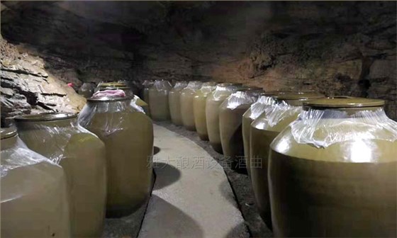 冬季用白酒蒸酒設備釀酒，請抓緊時間存酒，價格還要漲！-04洞藏酒