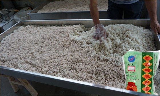 為什么我釀的大米白酒不夠香，那是因?yàn)槟鷽]選對中草藥酒曲！-04-中草藥酒曲大米拌曲釀酒