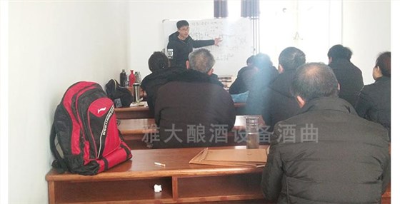 采購(gòu)會(huì)計(jì)陳總借助雅大釀酒設(shè)備從釀酒小白蛻變成釀酒大師全過程！-01