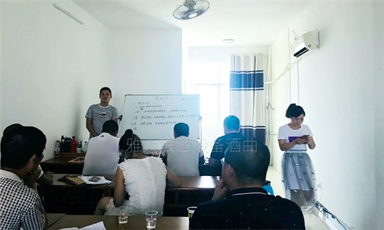 12.23林總一行人來雅大學(xué)習釀酒技術(shù)