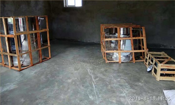 31-20年老師傅用雅大小型酒廠釀酒設(shè)備、地缸釀出“干凈的酒”1