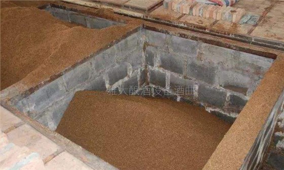 用熟料釀酒設(shè)備釀固態(tài)酒，真能通過黃水的味道判斷發(fā)酵情況？-04發(fā)酵窖池