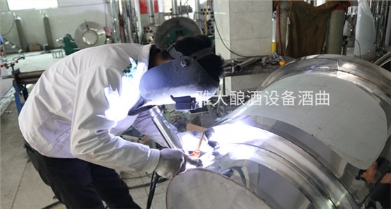 注意！！2019這6大因素將影響釀酒設(shè)備價(jià)格-03-手工焊接釀酒設(shè)備