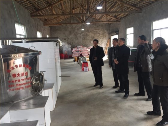“棗木杠”聞名全國，那做棗酒的全套釀酒設(shè)備價格貴不貴？-07顧客正在參觀他的酒廠