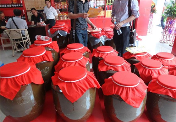 用造酒設(shè)備開(kāi)酒坊，你不能錯(cuò)過(guò)的5大散酒市場(chǎng)！-02-存酒-小作坊門(mén)店