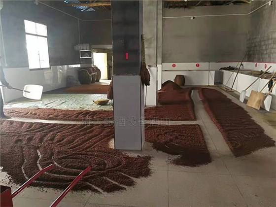 7-老酒廠引電加熱釀酒設(shè)備“舊貌換新顏”，5年時(shí)間開10家酒坊高粱釀酒攤涼