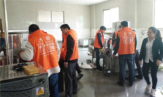 雅大蒸酒設(shè)備廠家學(xué)員釀酒實(shí)操