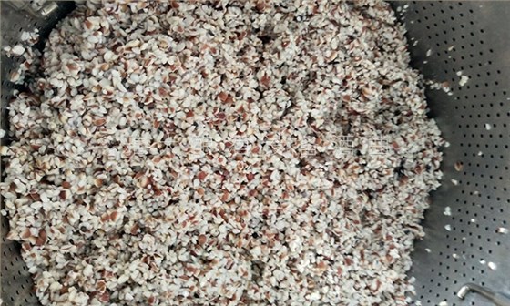 將芡實(shí)粉碎蒸熟