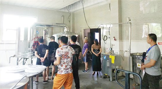 30-達(dá)配醇酒業(yè)用白酒釀造機(jī)器開(kāi)酒廠，拿出營(yíng)業(yè)額的50%資助貧困學(xué)生3