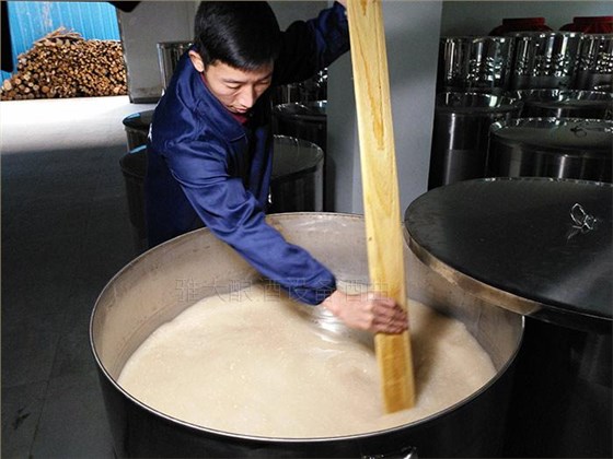 白酒釀酒設(shè)備做酒過(guò)程中，什么時(shí)候開(kāi)耙合適？ 1