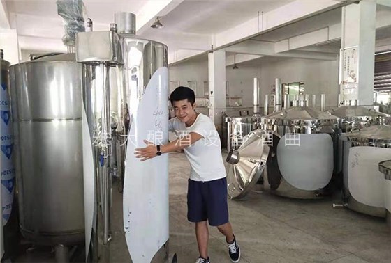 都說做酒設(shè)備釀酒太辛苦，可90后陽光男孩也在做 2