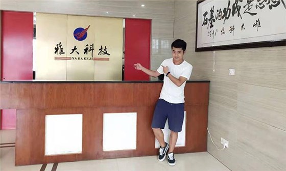 都說做酒設(shè)備釀酒太辛苦，可90后陽光男孩也在做 4