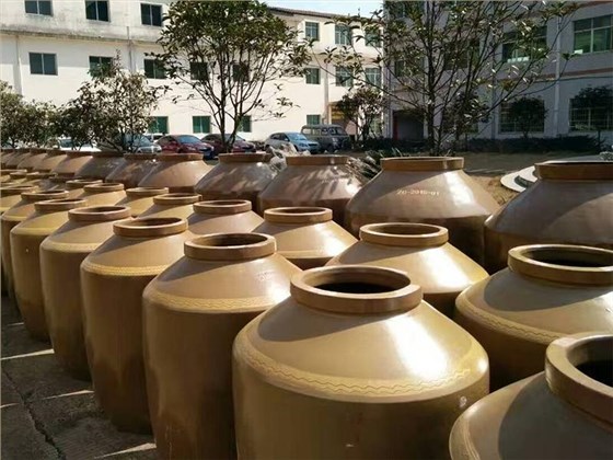 做酒設(shè)備釀酒10年的老師傅告訴你，酒壇這樣洗存的酒才香 1