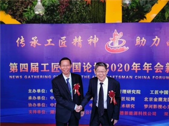 2雅大董事長(zhǎng)胡順開與“人民楷模”國家榮譽(yù)稱號(hào)獲得者、大慶油田新時(shí)期鐵人王啟民合影