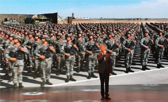 10曲藝名家、原火箭軍文工團(tuán)團(tuán)長(zhǎng)周煒演唱歌曲《綠色軍衣》