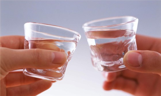 舉杯共飲，面對(duì)面交流