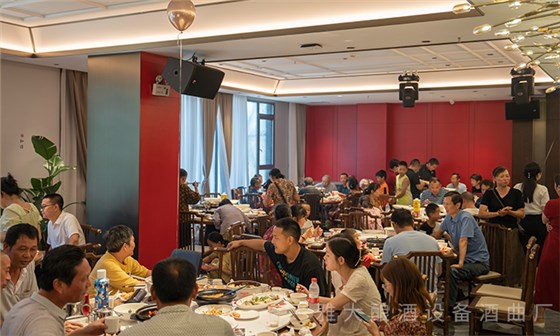 晏會(huì)時(shí)大家都喝散裝酒