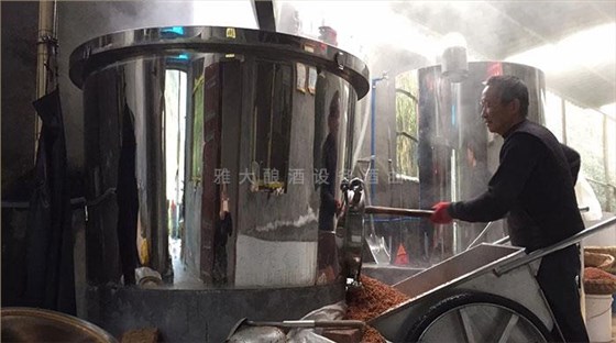 雅大側(cè)開口設(shè)備出料方便，省時(shí)省力