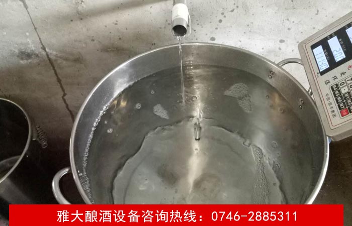 【釀酒設(shè)備】雅大家庭釀酒設(shè)備—接酒