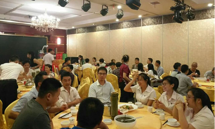 「白酒生產(chǎn)設(shè)備」2018年春節(jié)喝酒如何避免口渴、吃撐！