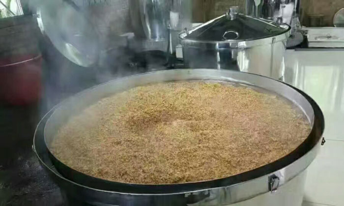 為什么用白酒設(shè)備做固態(tài)玉米酒出酒率低？產(chǎn)蒸汽量