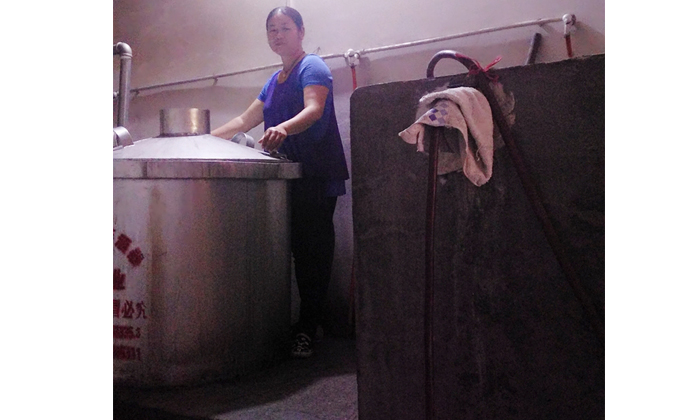 奇女子開輛面包車載著釀酒設備趕集現(xiàn)蒸現(xiàn)賣