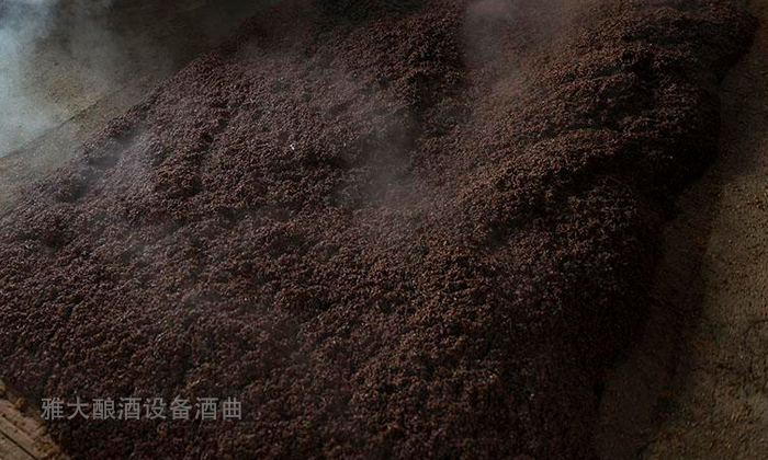 農(nóng)村自制高粱酒，請(qǐng)人用白酒生產(chǎn)設(shè)備上門烤酒