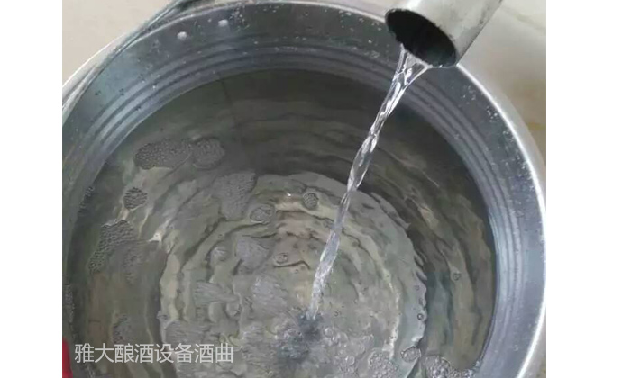 在門面開一個酒坊用什么材質的蒸酒設備比較好？——接酒