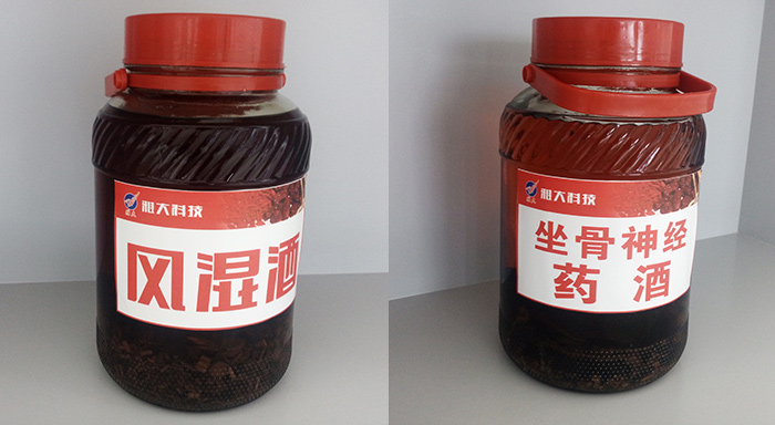 白酒設(shè)備學(xué)員做養(yǎng)生保健酒