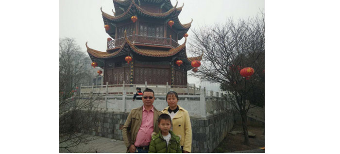 武岡酒王夏雙華用土法烤酒設備和技藝釀造黑苦蕎酒