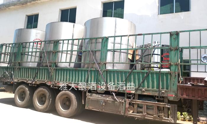 甘肅趙總1000斤不銹鋼大型釀酒設(shè)備專(zhuān)車(chē)發(fā)貨中