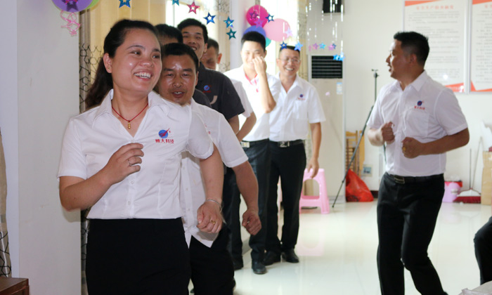 雅大酒業(yè)第一屆“快樂.積分”頒獎(jiǎng)大會(huì)與員工生日會(huì)6月16日召開