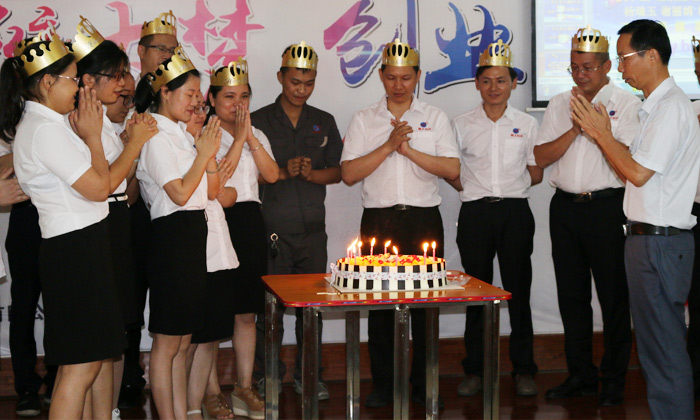 雅大酒業(yè)第一屆“快樂.積分”頒獎(jiǎng)大會(huì)與員工生日會(huì)6月16日召開